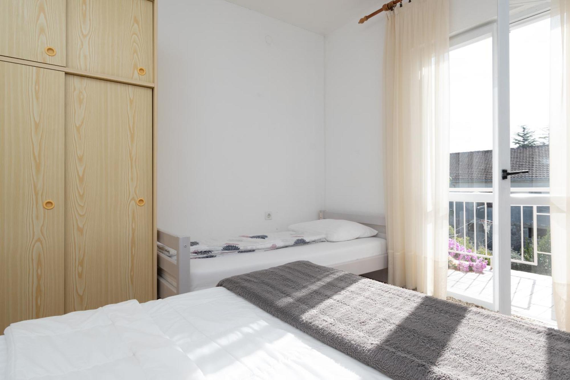 Apartments By The Sea Sukosan, Zadar - 5863 Rom bilde